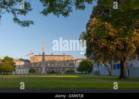 Dublino è Leinster House è la casa del parlamento irlandese o Oireachtas Éireann con impressionante sidelighting. Foto Stock