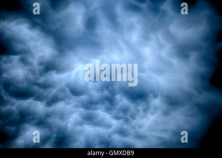 Cloudscape thundercloud turbolenza dark cloud stormy weather Nuvole temporale coperto sfondo drammatico sfondo grigio Foto Stock