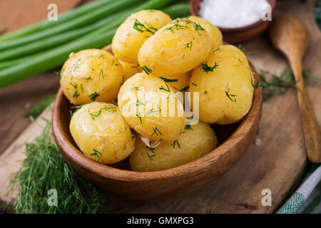 Patate novelle bollite condita con aneto e burro Foto Stock