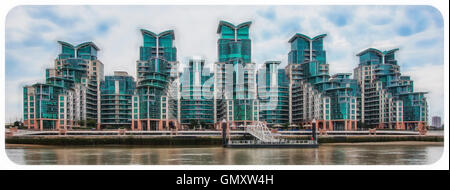 Appartamenti di lusso a South Bank di Londra dal fiume Tamigi Foto Stock