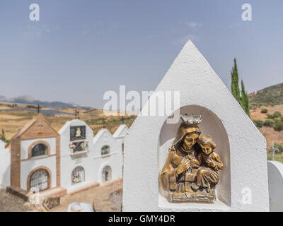 Il cimitero in a Casabermeja, provincia di Malaga, Spagna con i ripetuti forme di cripte imbiancate a calce e rabboccato con croci. Foto Stock