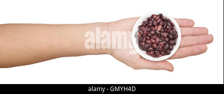 Mano con fagioli kidney isolati su sfondo bianco Foto Stock