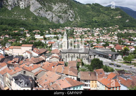 Vista sulla città di Tarascon sur Ariège, Languedoc, Francia Foto Stock