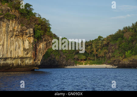 Nascosto spiaggia tropicale e belle scogliere calcaree intorno sul tramonto al Phi Phi Koh, sud della Thailandia, Provincia di Krabi, Tailandia Foto Stock
