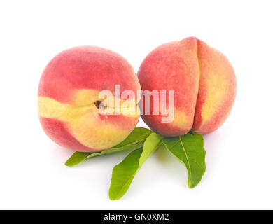 Pesche fresche frutta su sfondo bianco Foto Stock