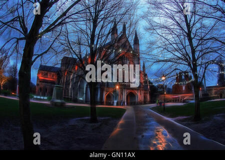 La Cattedrale di Winchester vicino al tramonto in inverno Foto Stock