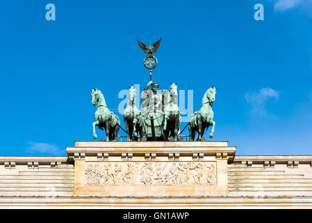 Dettaglio della quadriga sulla sommità della porta di Brandeburgo a Berlino Foto Stock