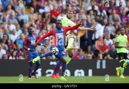 Il Palazzo di Cristallo Christian Benteke detiene di Bournemouth Steve Cook durante il match di Premier League a Selhurst Park, Londra. Foto Stock