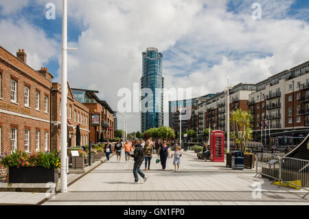 Guardando lungo il millennio in modo Gunwharf Guays, Portsmouth verso la torre di rossetto. Foto Stock