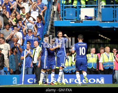 Chelsea's Willian (centro) punteggio celebra il suo lato il secondo obiettivo del gioco con i compagni di squadra di Oscar e di Nemanja Matic (a destra) durante il match di Premier League a Stamford Bridge, Londra. Foto Stock