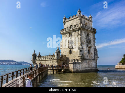 La Torre di Belem è una torre fortificata situata nella parrocchia civile di Santa Maria de Belem di Lisbona, Portogallo Foto Stock