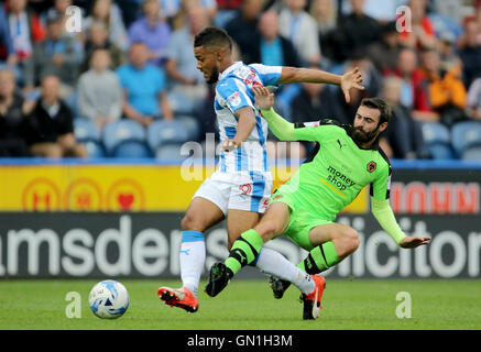 Wolverhampton Wanderers di Jack Prezzo (a destra) falli Huddersfield Town Elias Kachunga durante il cielo di scommessa match del campionato a John Smith's Stadium, Huddersfield. Foto Stock