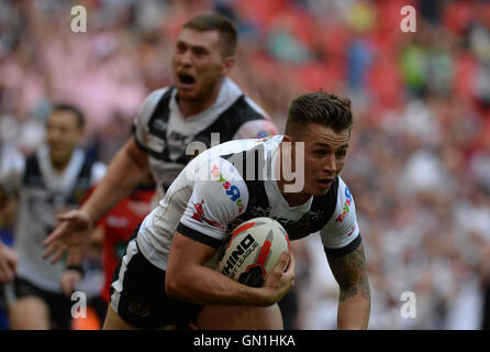 Hull FC's Jamie Shaul rompe chiaro al cliente una prova durante il Challenge Cup match finale allo stadio di Wembley, Londra. Foto Stock