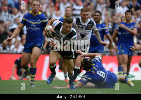 Hull FC's Jamie Shaul rompe chiaro al cliente una prova durante il Challenge Cup match finale allo stadio di Wembley, Londra. Foto Stock