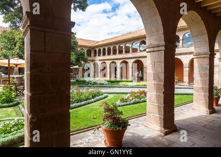 I chiostri e giardini nella motivazione della Belmond Hotel Monasterio, Cuzco, Perù in una giornata di sole, un antico Monastero Peruviano Foto Stock