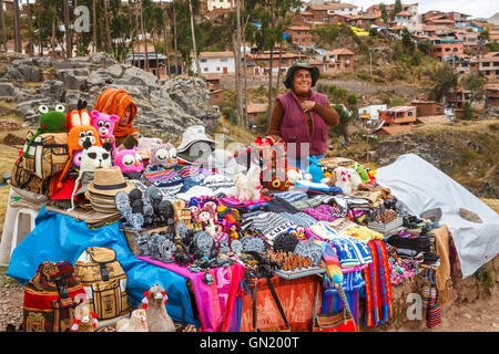 La popolazione locale e lo stile di vita: bancarella vendendo souvenir colorati in Q'enqo, un sito archeologico delle rovine Inca nella Valle Sacra vicino a Cusco, Perù Foto Stock