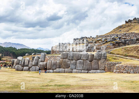 Enorme stalattite pareti di enormi pietre di incastro a Sacsayhuaman, la storica capitale dell'impero Inca, vicino a Cuzco, Perù Foto Stock