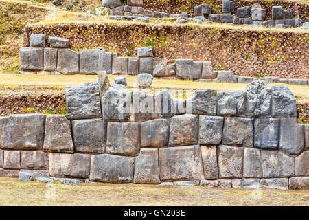 Enormi pietre di incastro nelle pareti di Sacsayhuaman, la storica capitale dell'impero Inca, vicino a Cuzco, Perù Foto Stock