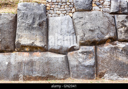 Enormi pietre di incastro nelle pareti di Sacsayhuaman, la storica capitale dell'impero Inca, vicino a Cuzco, Perù Foto Stock