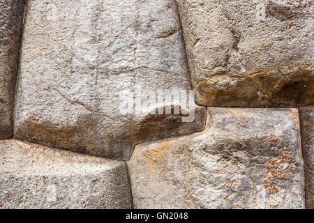 Enormi pietre di incastro nelle pareti di Sacsayhuaman, la storica capitale dell'impero Inca, vicino a Cuzco, Perù Foto Stock