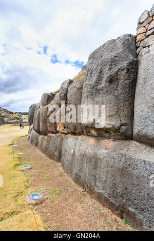 Enormi pietre di incastro nelle pareti di Sacsayhuaman, la storica capitale dell'impero Inca, vicino a Cuzco, Perù Foto Stock