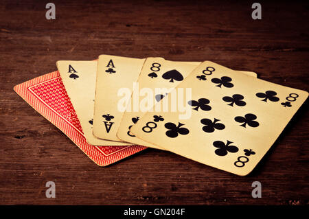 Dead man mano le carte da poker presumibilmente detenute da Wild Bill Hickok al momento del suo assassinio Foto Stock