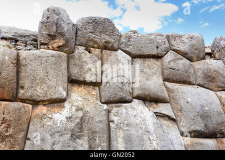 Enormi pietre di incastro nelle pareti di Sacsayhuaman, la storica capitale dell'impero Inca, vicino a Cuzco, Perù Foto Stock