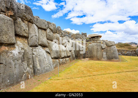 Enormi pietre di incastro nelle pareti di Sacsayhuaman, la storica capitale dell'impero Inca, vicino a Cuzco, Perù Foto Stock