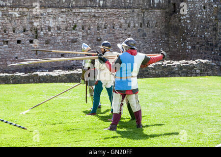 La molla Fayre presso il Pembroke Castle - giornata medievale Foto Stock