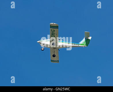 Piper PA-38-112 Tomahawk Formazione in aereo Aeroporto di Inverness Scozia registrazione G-BNHG. SCO 11,195. Foto Stock