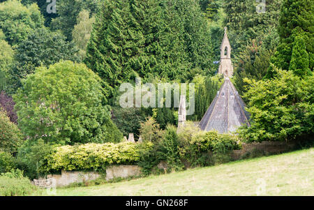 Vista del cimitero Smallcombe. La guglia di Santa Maria Vergine sagrato e round Smallcombe Vale Cappella in bagno, Somerset, Regno Unito Foto Stock