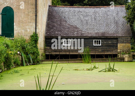 Claverton stazione di pompaggio di edificio di legno sulla piscina. Edificio Georgian-Regency pompe alloggiamento storicamente utilizzato per muovere l'acqua Foto Stock