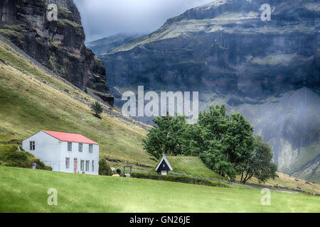 In Islanda la chiesa più antica, Nupsstadur, turf chiesa, Sud, Islanda Foto Stock