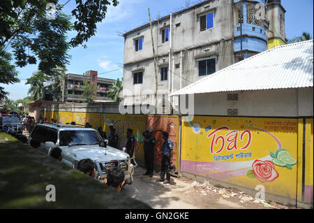 Bangladesh. 27 Ago, 2016. bangladesh poliziotti di delimitare l'area nei pressi di una casa a due piani, dietro in blu, che essi hanno razziato nel quartiere narayanganj vicino a Dacca in Bangladesh, sabato, agosto.27, 2016. polizia in Bangladesh ucciso tre militanti sospetti sabato, compreso un presunto mandante di un grave attacco a un cafe che il mese scorso sinistra 20 morti. Credito: sajjad nayan/alamy live news Foto Stock