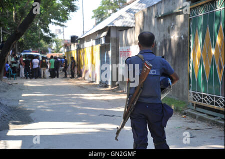 Bangladesh. 27 Ago, 2016. bangladesh poliziotti di delimitare l'area nei pressi di una casa a due piani, dietro in blu, che essi hanno razziato nel quartiere narayanganj vicino a Dacca in Bangladesh, sabato, agosto.27, 2016. polizia in Bangladesh ucciso tre militanti sospetti sabato, compreso un presunto mandante di un grave attacco a un cafe che il mese scorso sinistra 20 morti. Credito: sajjad nayan/alamy live news Foto Stock