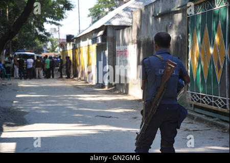 Bangladesh. 27 Ago, 2016. bangladesh poliziotti di delimitare l'area nei pressi di una casa a due piani, dietro in blu, che essi hanno razziato nel quartiere narayanganj vicino a Dacca in Bangladesh, sabato, agosto.27, 2016. polizia in Bangladesh ucciso tre militanti sospetti sabato, compreso un presunto mandante di un grave attacco a un cafe che il mese scorso sinistra 20 morti. Credito: sajjad nayan/alamy live news Foto Stock