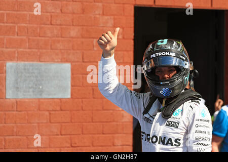 Spa-Francorchamps, Belgio. 26 Ago, 2016. Gran Premio di Belgio di F1, giornata di qualificazione. Mercedes AMG Petronas W07 Hybrid &#x2013; Nico Rosberg prende pole Credito: Azione Sport Plus/Alamy Live News Foto Stock