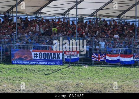 Spa-Francorchamps, Belgio. 26 Ago, 2016. Gran Premio di Belgio di F1, giornata di qualificazione. Vai Max banner dal Verstappen ventole Credito: Azione Sport Plus/Alamy Live News Foto Stock