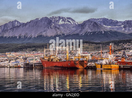 Ushuaia, Tierra del Fuego, Argentina. 10 Febbraio, 2003. La città di Ushuaia, soprannominato il "fine del mondo". sulla Tierra del Fuego arcipelago in Argentina, la punta più meridionale del Sud America, è circondata dai monti Martial e il Canale di Beagle ed è un gateway per la regione e l'Antartide a sud, dove il turismo popolare è un settore in crescita dell'economia. © Arnold Drapkin/ZUMA filo/Alamy Live News Foto Stock
