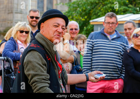 Sul finale il weekend di Edinburgh Fringe e Festival, il Festival degli artisti di strada intrattenere i visitatori, turisti e gente del posto con estratti dal loro spettacoli. GAZZO, un mago di strada da bagno, è un veterano della frangia e sulla sua trentatreesima anno esecuzione al festival Foto Stock