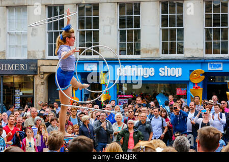 Sul finale il weekend di Edinburgh Fringe e Festival, il Festival degli artisti di strada intrattenere i visitatori, turisti e gente del posto con estratti dal loro spettacoli. Foto Stock