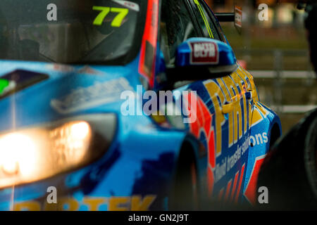 Corby, Northamptonshire, Regno Unito. 27 Agosto, 2016. BTCC racing driver Andrew Jordan e della Motorbase Performance durante le qualifiche per il Dunlop MSA British Touring Car Championship a Rockingham Motor Speedway Credito: Gergo Toth/Alamy Live News Foto Stock