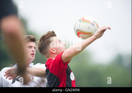 Regno Unito. 27 Agosto, 2016. Divisione Evo-Stik 1 a sud e ad Ovest; Winchester FC v Tiverton Town FC. Controllo del torace, Winchester City defender mostra chiudere le competenze di controllo credito: Flashspix/Alamy Live News Foto Stock