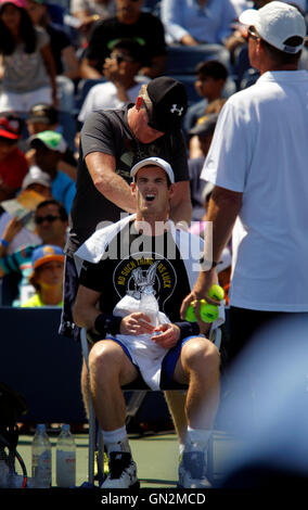 New York, Stati Uniti d'America. 27 Agosto, 2016. La Gran Bretagna di Andy Murray ottiene un rubdown da un trainer durante una sessione di prove libere il Sabato, Agosto 27th, presso il National Tennis Center in Flushing Meadows di New York. Murray è stata la pratica per gli Stati Uniti Aprire i campionati di tennis che inizia il lunedì, Agosto 29th. Murray allenatore Ivan Lendl è visibile in primo piano nella camicia bianca. Credito: Adam Stoltman/Alamy Live News Foto Stock