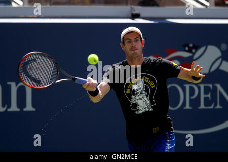 New York, Stati Uniti d'America. 27 Agosto, 2016. La Gran Bretagna di Andy Murray durante una sessione di prove libere sabato 27 agosto presso il National Tennis Center in Flushing Meadows di New York. Murray è stata la pratica per gli Stati Uniti Aprire i campionati di tennis che inizia il lunedì, Agosto 29th. Credito: Adam Stoltman/Alamy Live News Foto Stock