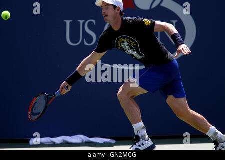 New York, Stati Uniti d'America. 27 Agosto, 2016. La Gran Bretagna di Andy Murray durante una sessione di prove libere il Sabato, Agosto 27th, presso il National Tennis Center in Flushing Meadows di New York. Murray è stata la pratica per gli Stati Uniti Aprire i campionati di tennis che inizia il lunedì, Agosto 29th. Credito: Adam Stoltman/Alamy Live News Foto Stock