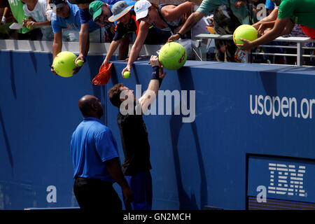 New York, Stati Uniti d'America. 27 Agosto, 2016. La Gran Bretagna di Andy Murray firma autografi per i fan a seguito di una sessione di pratica Sabato, Agosto 27th, presso il National Tennis Center in Flushing Meadows di New York. Murray è stata la pratica per gli Stati Uniti Aprire i campionati di tennis che inizia il lunedì, Agosto 29th. Credito: Adam Stoltman/Alamy Live News Foto Stock