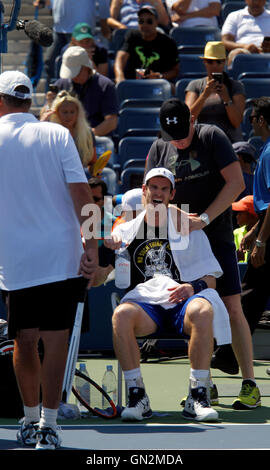 New York, Stati Uniti d'America. 27 Agosto, 2016. La Gran Bretagna di Andy Murray ottiene un rubdown da un trainer durante una sessione di prove libere il Sabato, Agosto 27th, presso il National Tennis Center in Flushing Meadows di New York. Murray è stata la pratica per gli Stati Uniti Aprire i campionati di tennis che inizia il lunedì, Agosto 29th. Murray allenatore Ivan Lendl è visibile in primo piano nella camicia bianca. Credito: Adam Stoltman/Alamy Live News Foto Stock