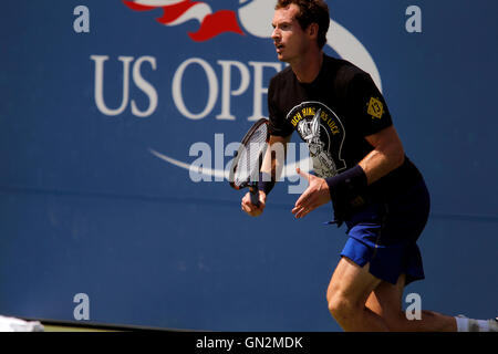 New York, Stati Uniti d'America. 27 Agosto, 2016. La Gran Bretagna di Andy Murray durante una sessione di prove libere il Sabato, Agosto 27th, presso il National Tennis Center in Flushing Meadows di New York. Murray è stata la pratica per gli Stati Uniti Aprire i campionati di tennis che inizia il lunedì, Agosto 29th. Credito: Adam Stoltman/Alamy Live News Foto Stock