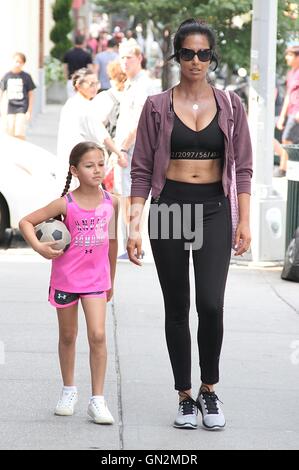 New York, Stati Uniti d'America. 27 Agosto, 2016. Padma Lakshmi e sua figlia Krishna Thea Lakshmi-Dell visto in New York New York il 27 agosto 2016. Photo credit: MediaPunch Inc/Alamy Live News Foto Stock